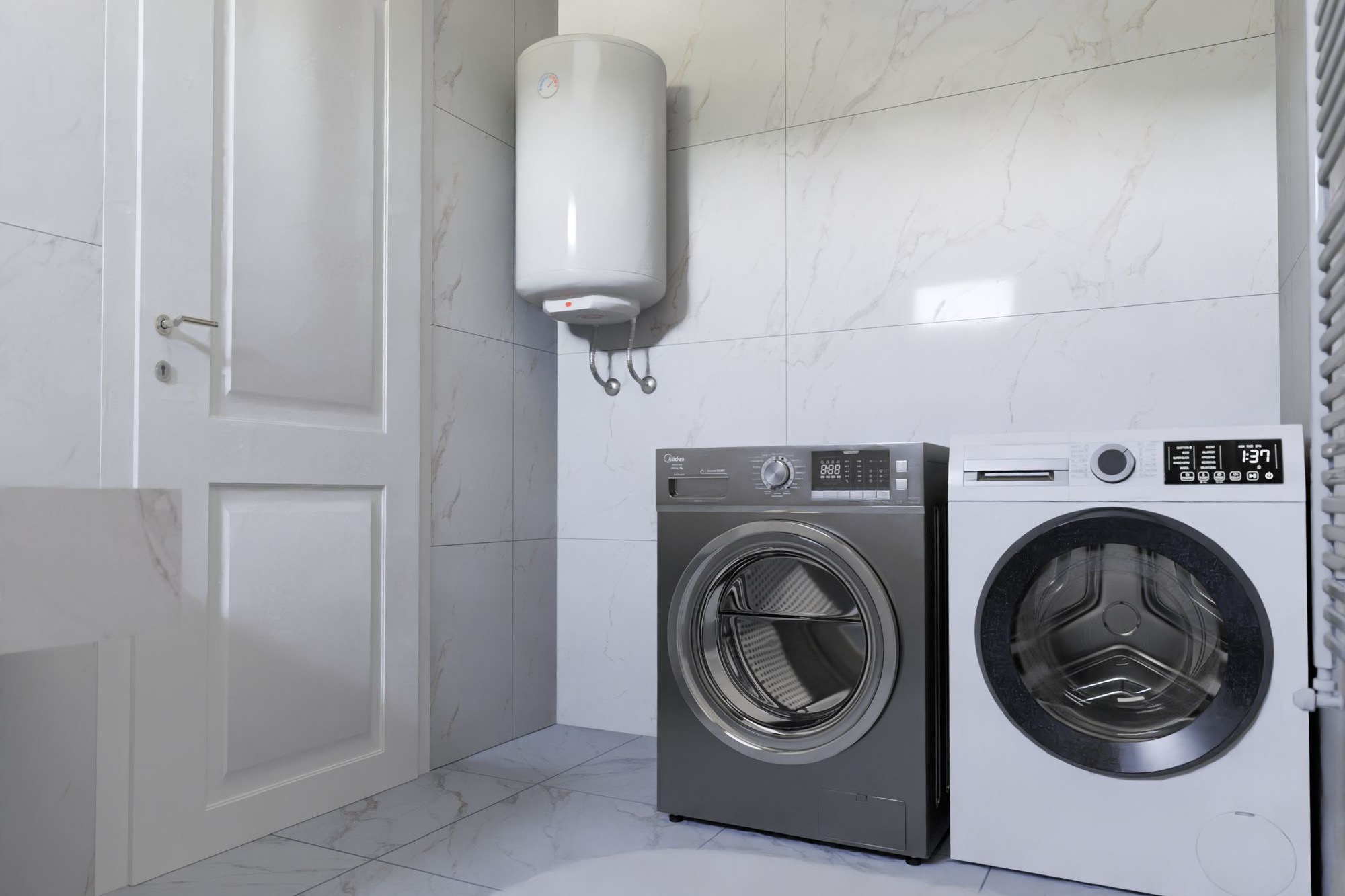 Ballon d’eau chaude blanc fixé au mur, au-dessus d’un lave-linge et d’un sèche-linge